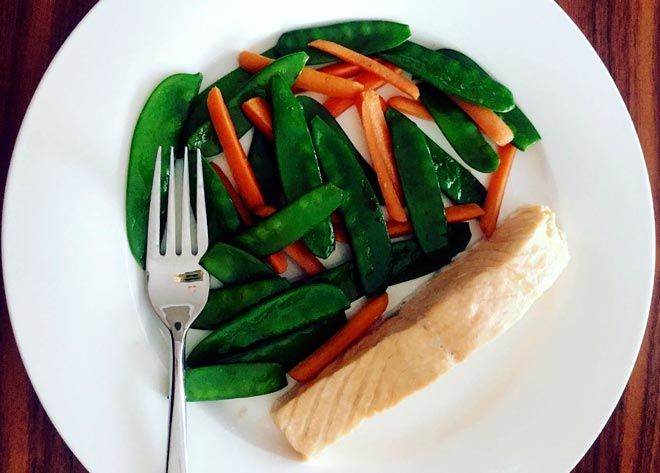 healthy-meal-plate-salmon-carrots-pods-660